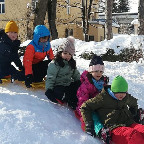 kinder im schnee