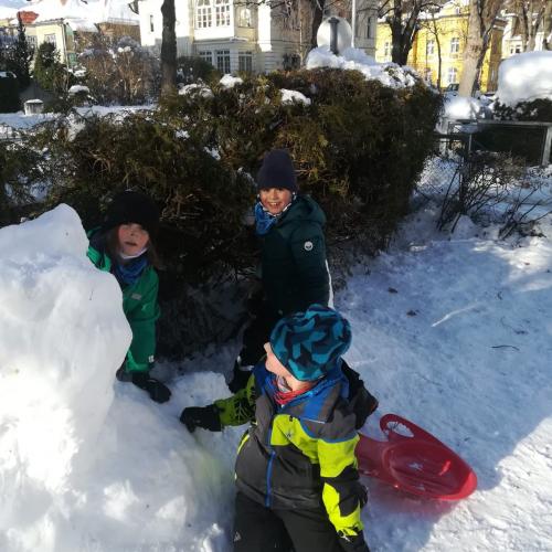 kinder im schnee