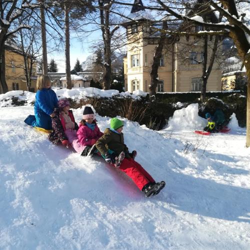 kinder im schnee